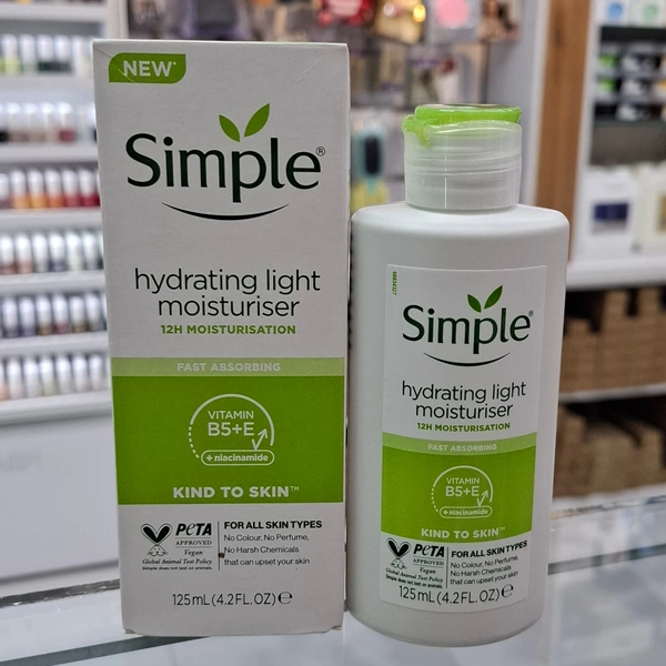 کرم آبرسان و مرطوب کننده سیمپل پوست چرب مدل سیمپل لایت 125 میل اصل | Simple hydrating light moisturiser